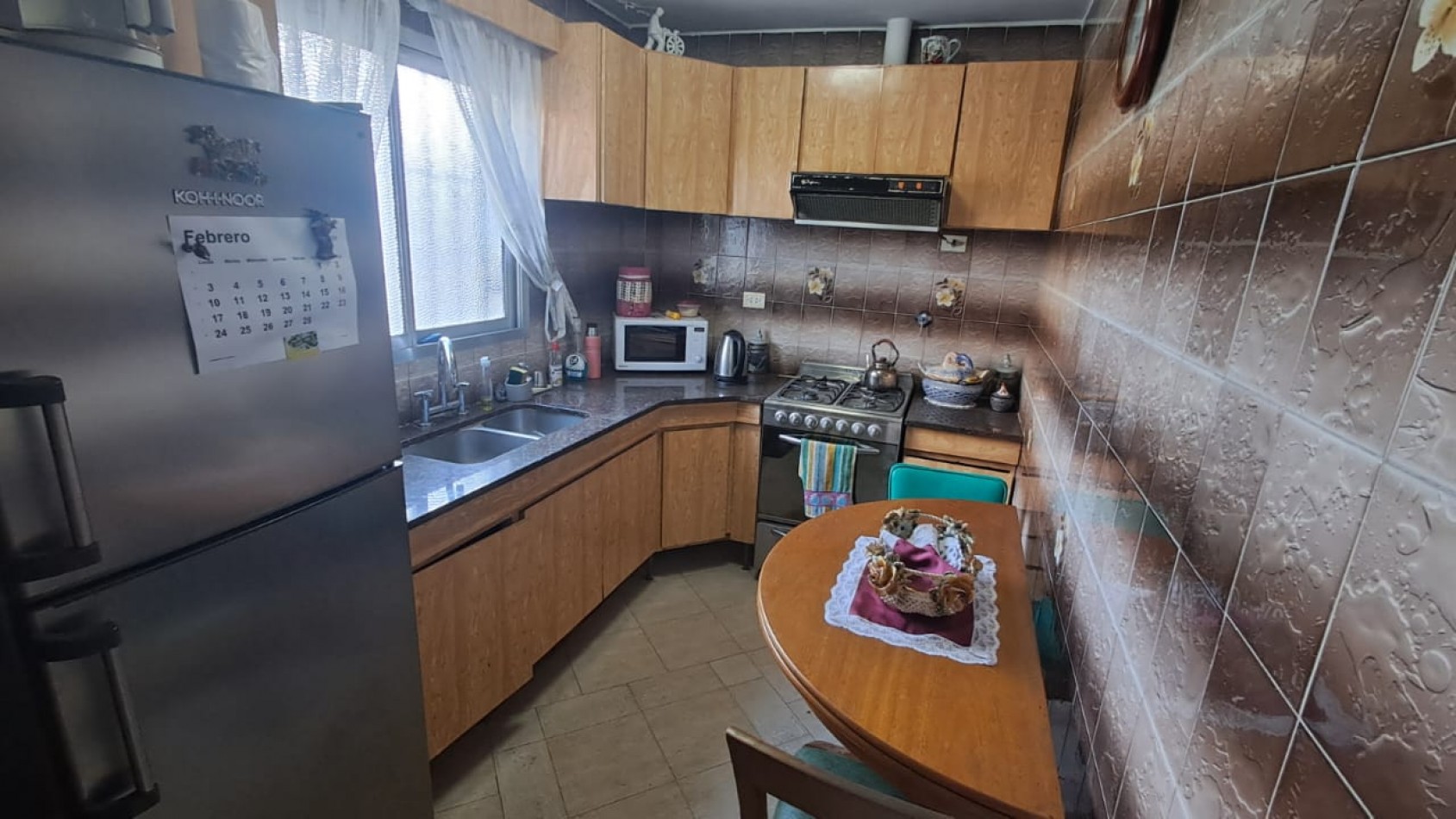 CASA 5 AMB - QUINCHO CON PARRILLA, FONDO LIBRE, LAVADERO CUBIERTO Y JARDIN DE INVIERNO - REF. 854