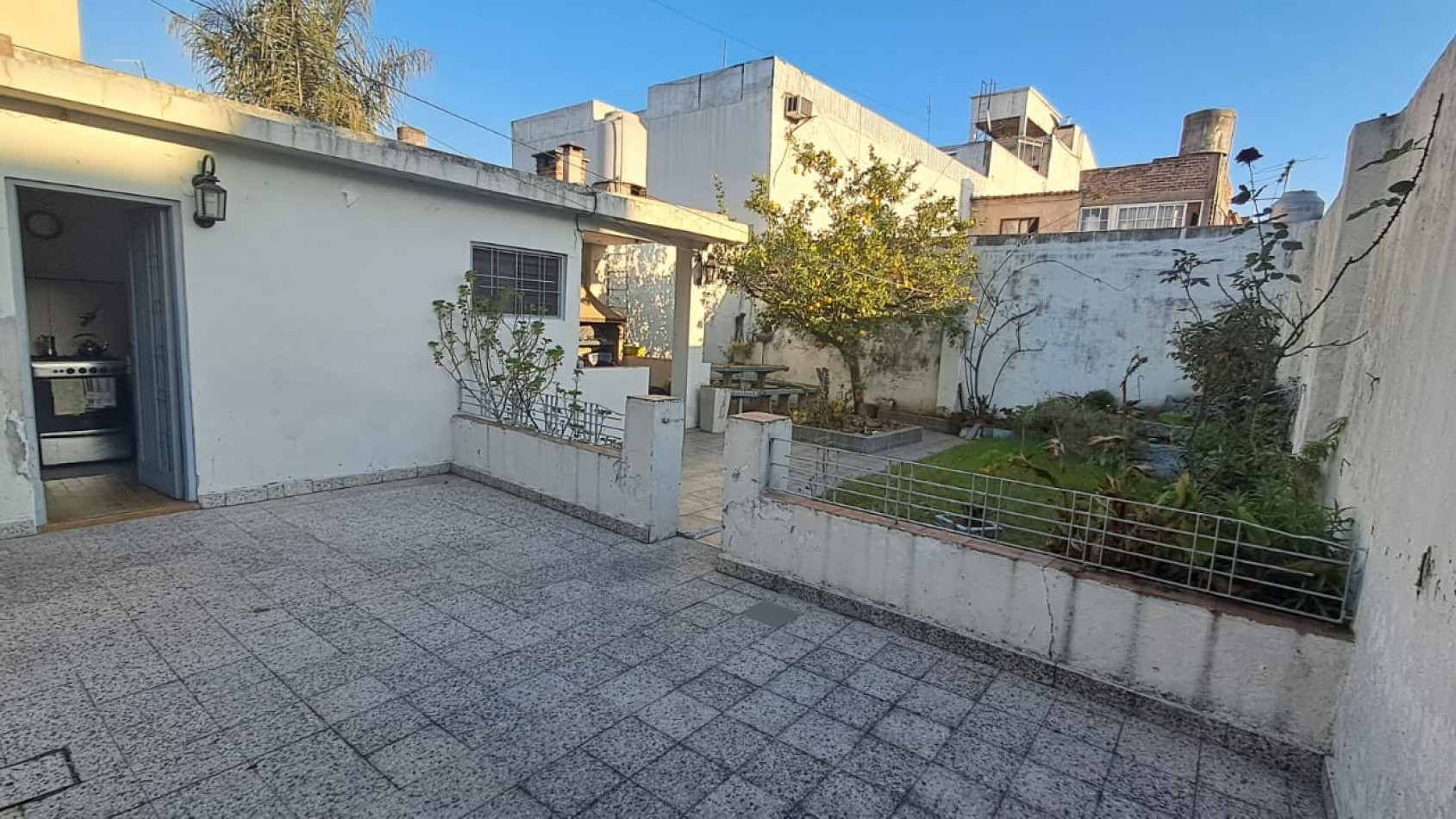 CASA 5 AMB - QUINCHO CON PARRILLA, FONDO LIBRE, LAVADERO CUBIERTO Y JARDIN DE INVIERNO - REF. 854