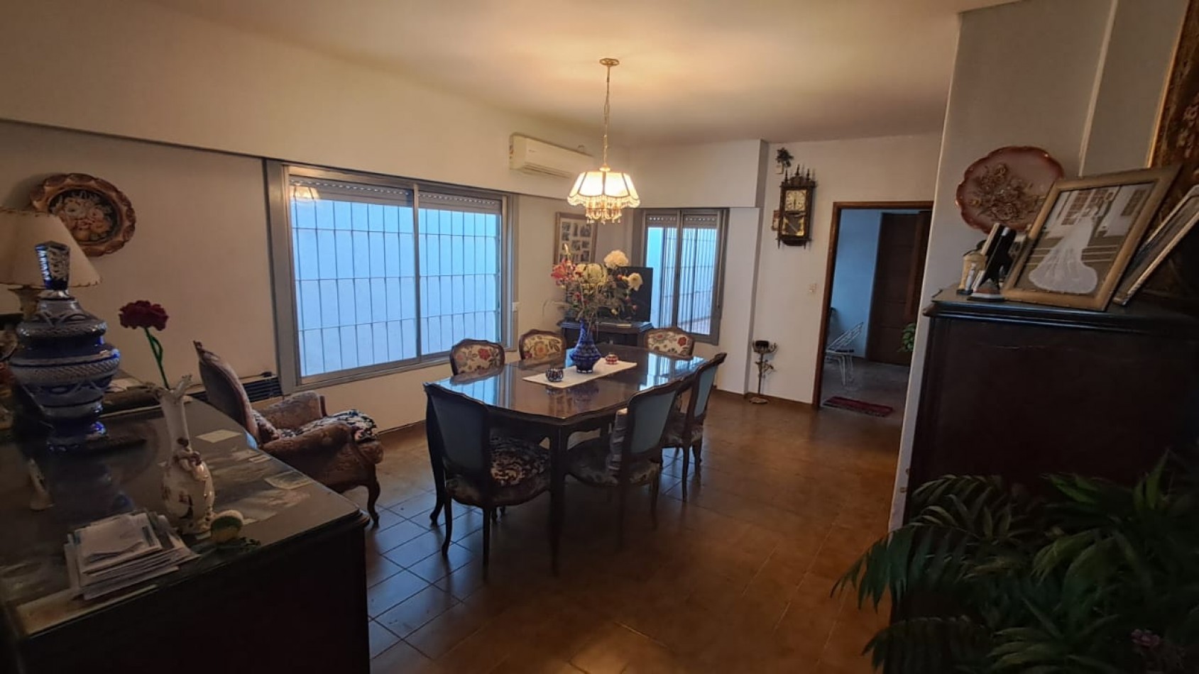 CASA 5 AMB - QUINCHO CON PARRILLA, FONDO LIBRE, LAVADERO CUBIERTO Y JARDIN DE INVIERNO - REF. 854