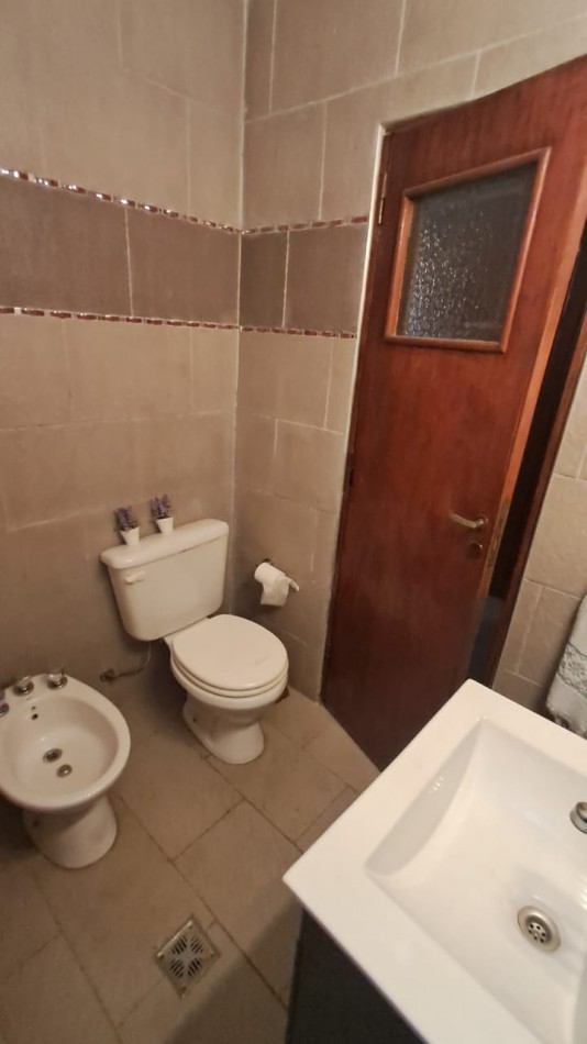 CASA 5 AMB - QUINCHO CON PARRILLA, FONDO LIBRE, LAVADERO CUBIERTO Y JARDIN DE INVIERNO - REF. 854