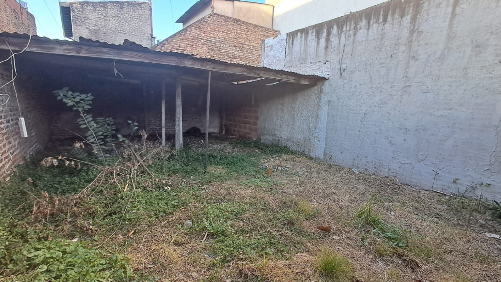 PH COMPUESTO DE LOCAL CON GARAGE PARA VARIOS AUTOS Y PATIO - REF 855