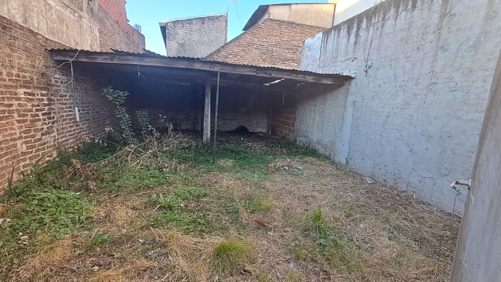 PH COMPUESTO DE LOCAL CON GARAGE PARA VARIOS AUTOS Y PATIO - REF 855