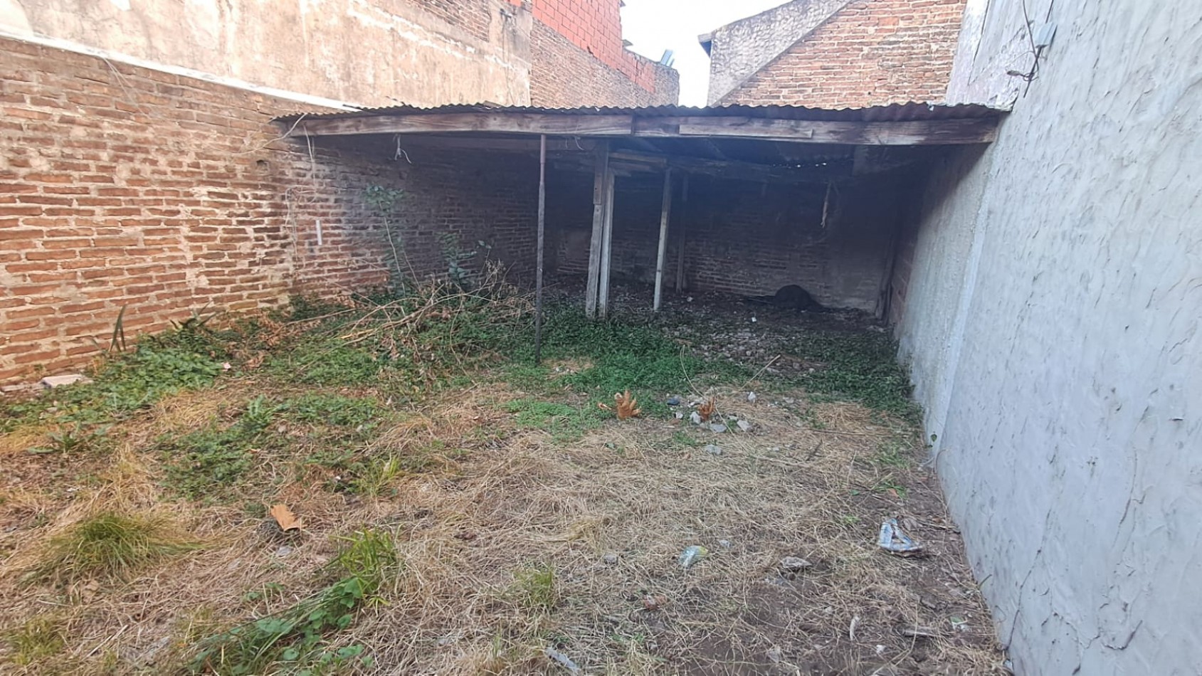 PH COMPUESTO DE LOCAL CON GARAGE PARA VARIOS AUTOS Y PATIO - REF 855