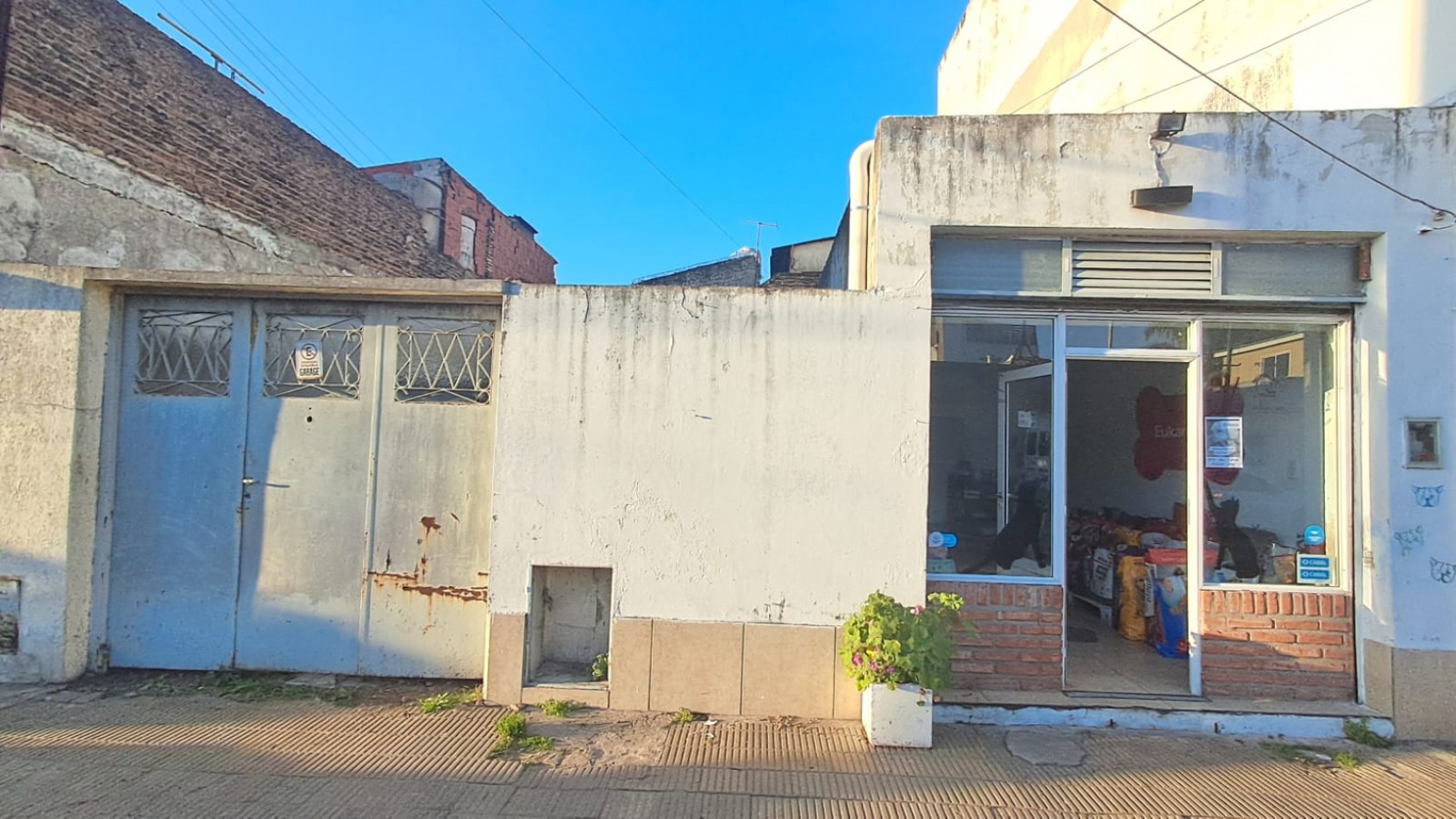 PH COMPUESTO DE LOCAL CON GARAGE PARA VARIOS AUTOS Y PATIO - REF 855