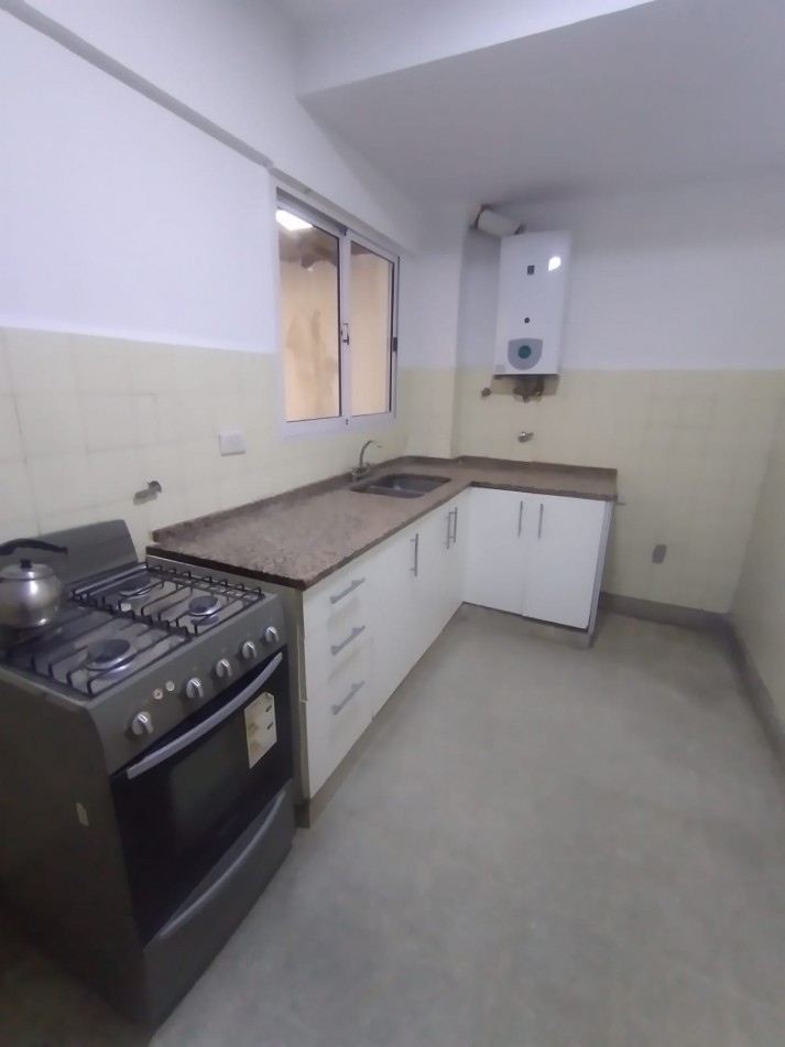 DEPARTAMENTO 3 AMB AL FRENTE CON PATIO Y BALCON REF. 856