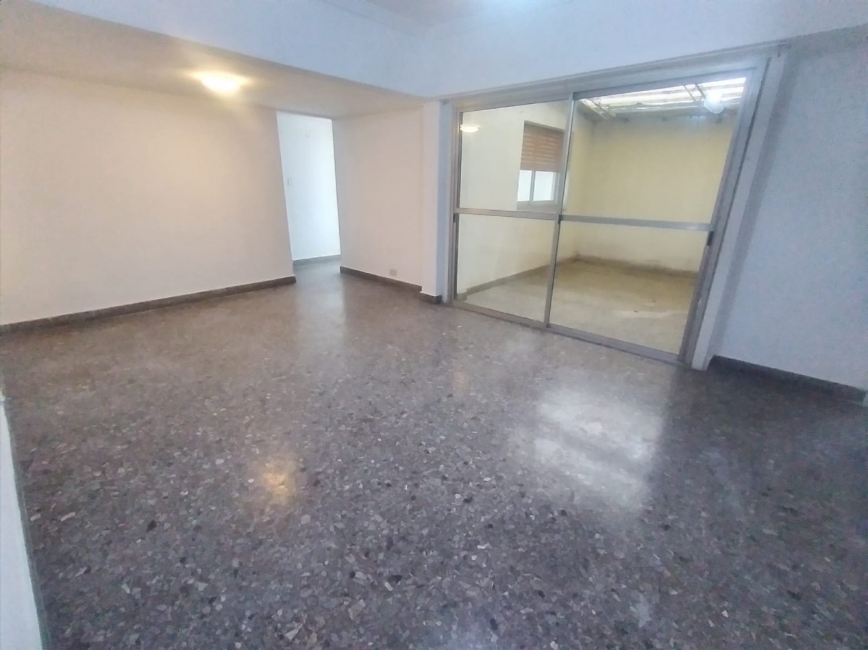 DEPARTAMENTO 3 AMB AL FRENTE CON PATIO Y BALCON REF. 856