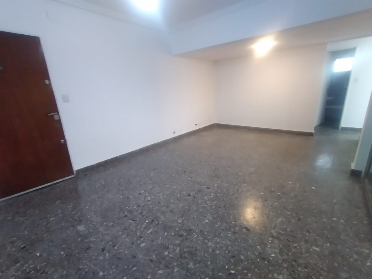 DEPARTAMENTO 3 AMB AL FRENTE CON PATIO Y BALCON REF. 856