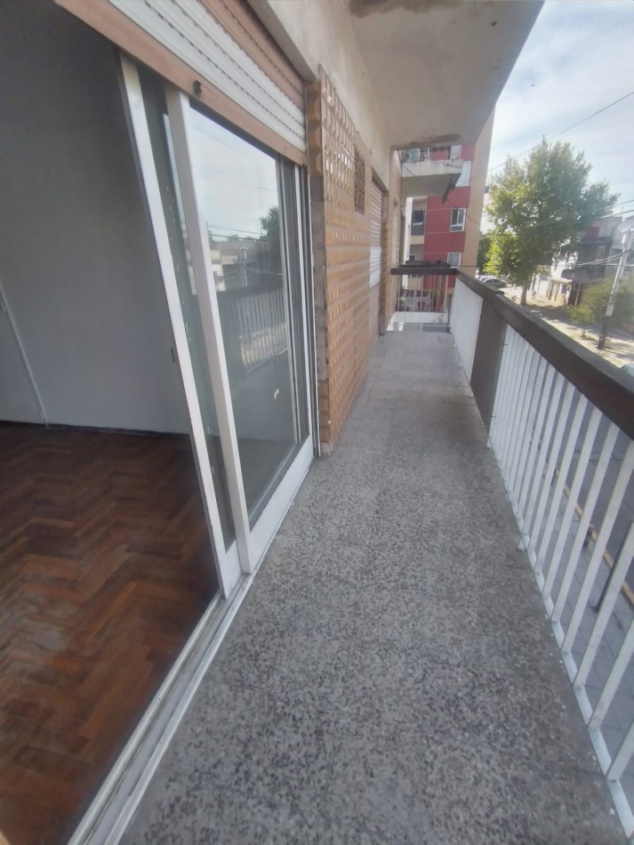 DEPARTAMENTO 3 AMB AL FRENTE CON PATIO Y BALCON REF. 856