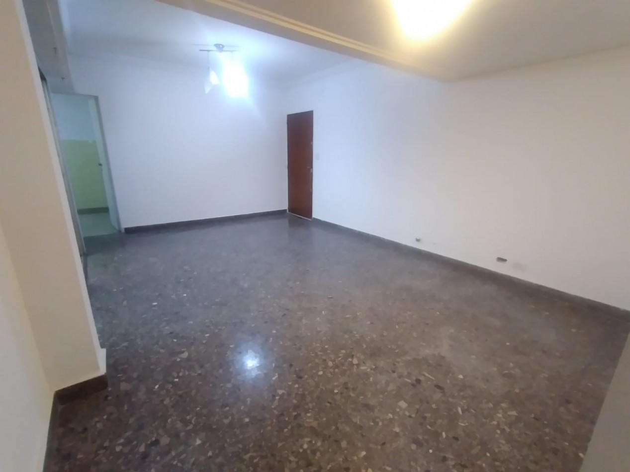DEPARTAMENTO 3 AMB AL FRENTE CON PATIO Y BALCON REF. 856