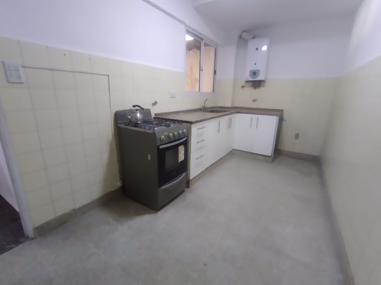 DEPARTAMENTO 3 AMB AL FRENTE CON PATIO Y BALCON REF. 856