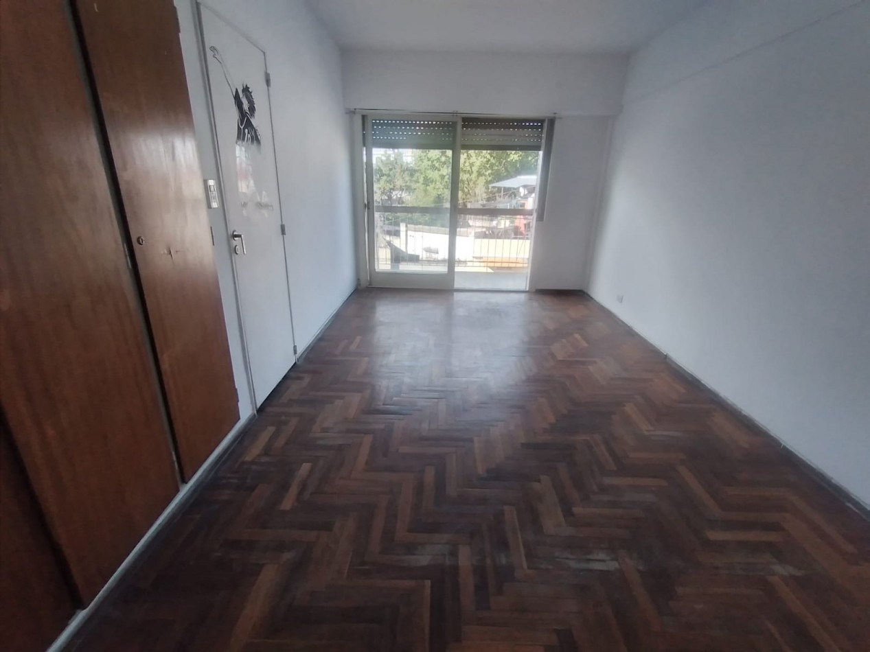 DEPARTAMENTO 3 AMB AL FRENTE CON PATIO Y BALCON REF. 856