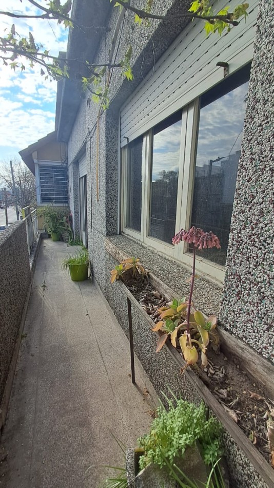 PH 3 AMB PLANTA ALTA AL FRENTE CON BALCON, PATIO Y TERRAZA, SIN EXPENSAS.REF.862