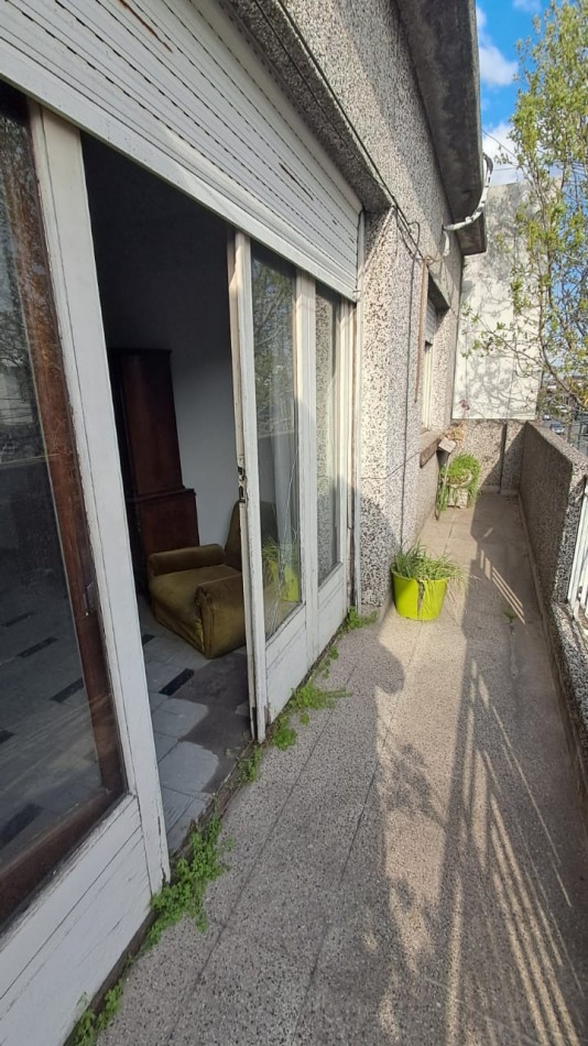 PH 3 AMB PLANTA ALTA AL FRENTE CON BALCON, PATIO Y TERRAZA, SIN EXPENSAS.REF.862