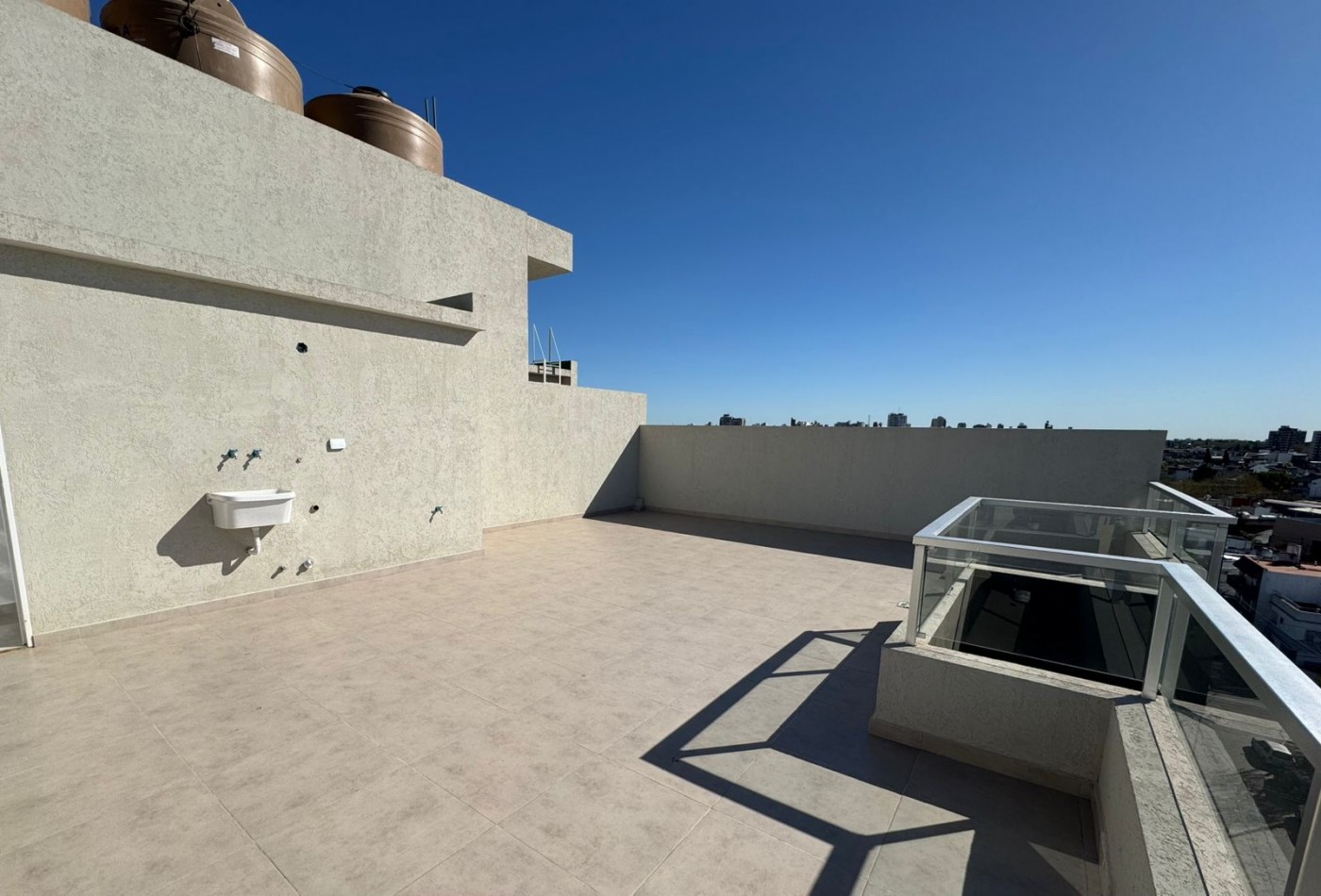 DEPARTAMENTOS A ESTRENAR 3 AMB AL FRENTE CON TERRAZA, BALCON Y COCHERA, MODELO 4. REF. 863/4