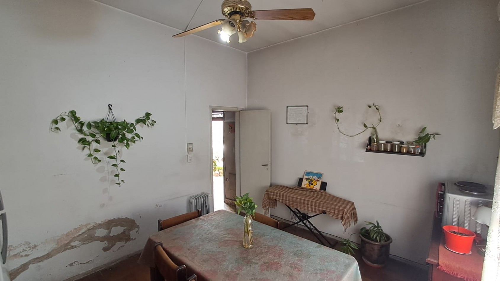 CASA 5 AMB CON COCHERA CUBIERTA, GALERIA, PATIO LATERAL Y PATIO TRASERO CON JARDIN Y PARRILA REF: 864