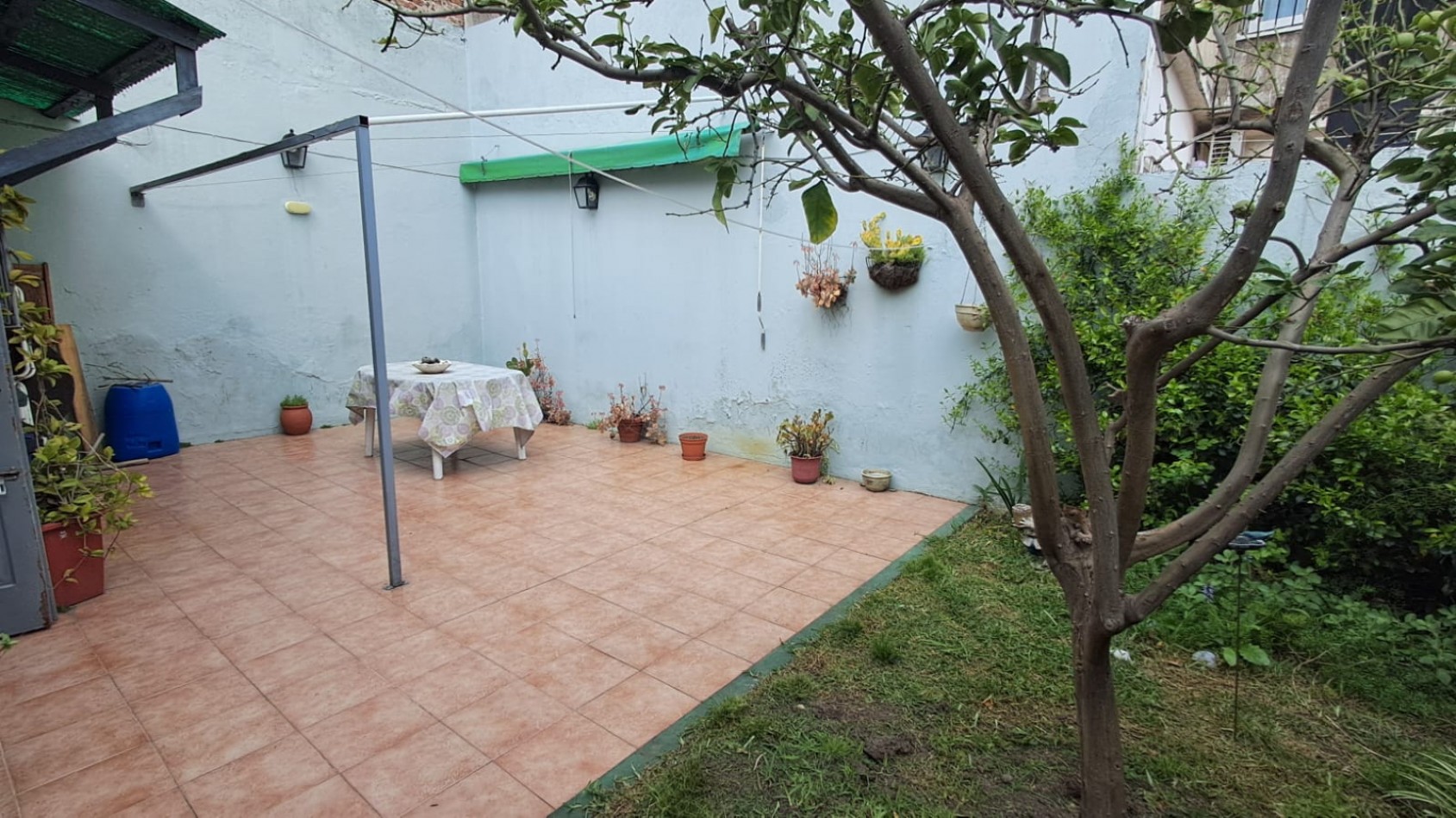 CASA 5 AMB CON COCHERA CUBIERTA, GALERIA, PATIO LATERAL Y PATIO TRASERO CON JARDIN Y PARRILA REF: 864