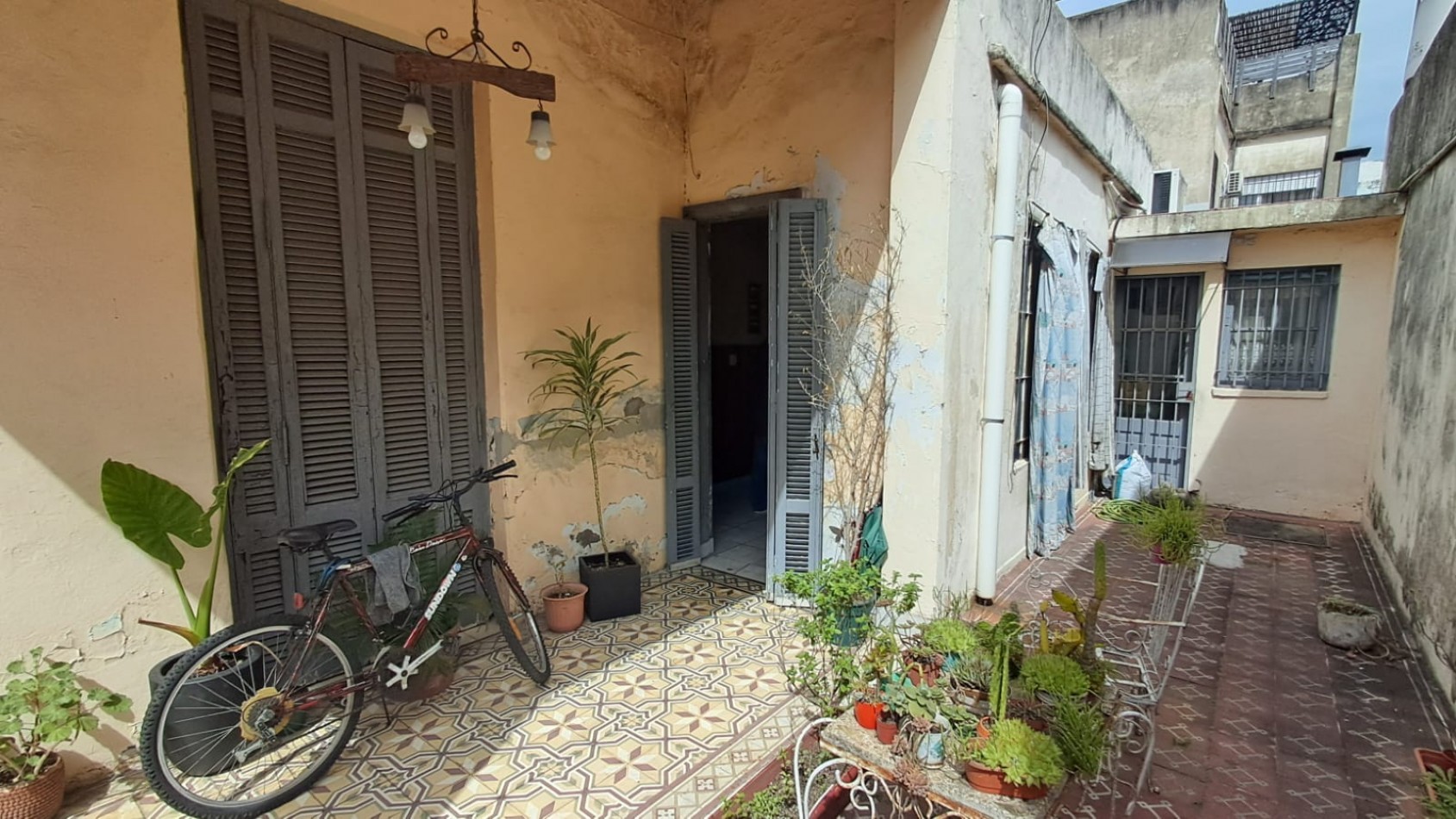 CASA 5 AMB CON COCHERA CUBIERTA, GALERIA, PATIO LATERAL Y PATIO TRASERO CON JARDIN Y PARRILA REF: 864