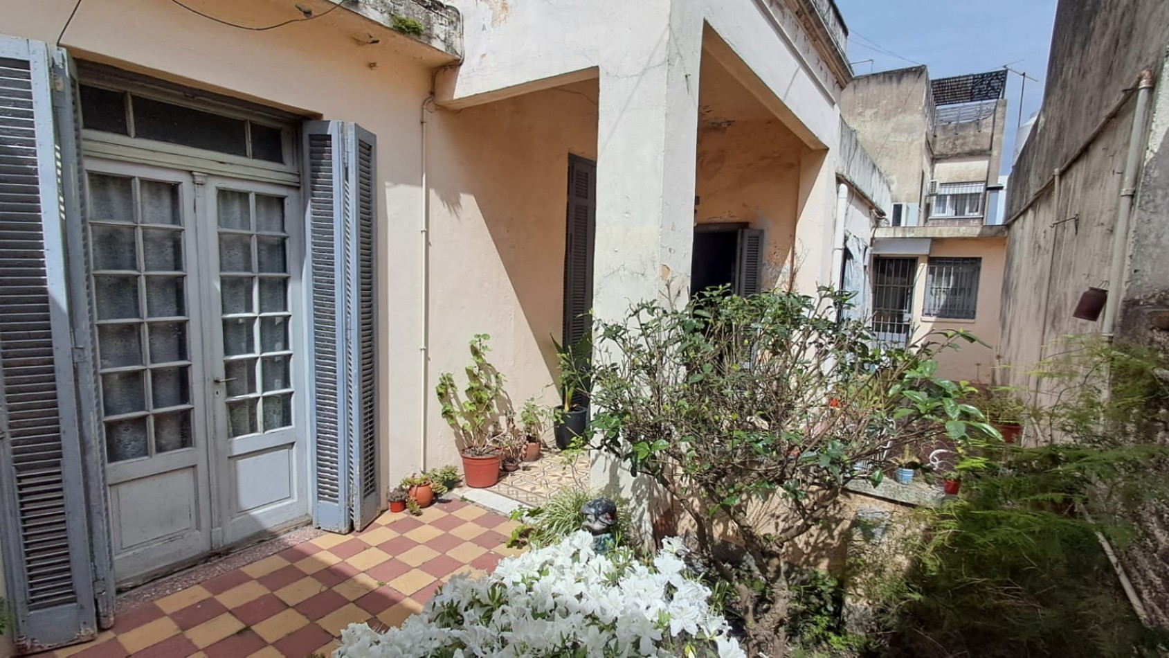 CASA 5 AMB CON COCHERA CUBIERTA, GALERIA, PATIO LATERAL Y PATIO TRASERO CON JARDIN Y PARRILA REF: 864