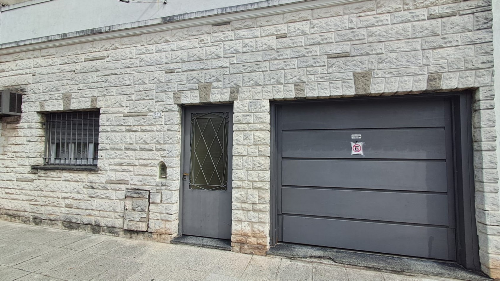 CASA 5 AMB CON COCHERA CUBIERTA, GALERIA, PATIO LATERAL Y PATIO TRASERO CON JARDIN Y PARRILA REF: 864