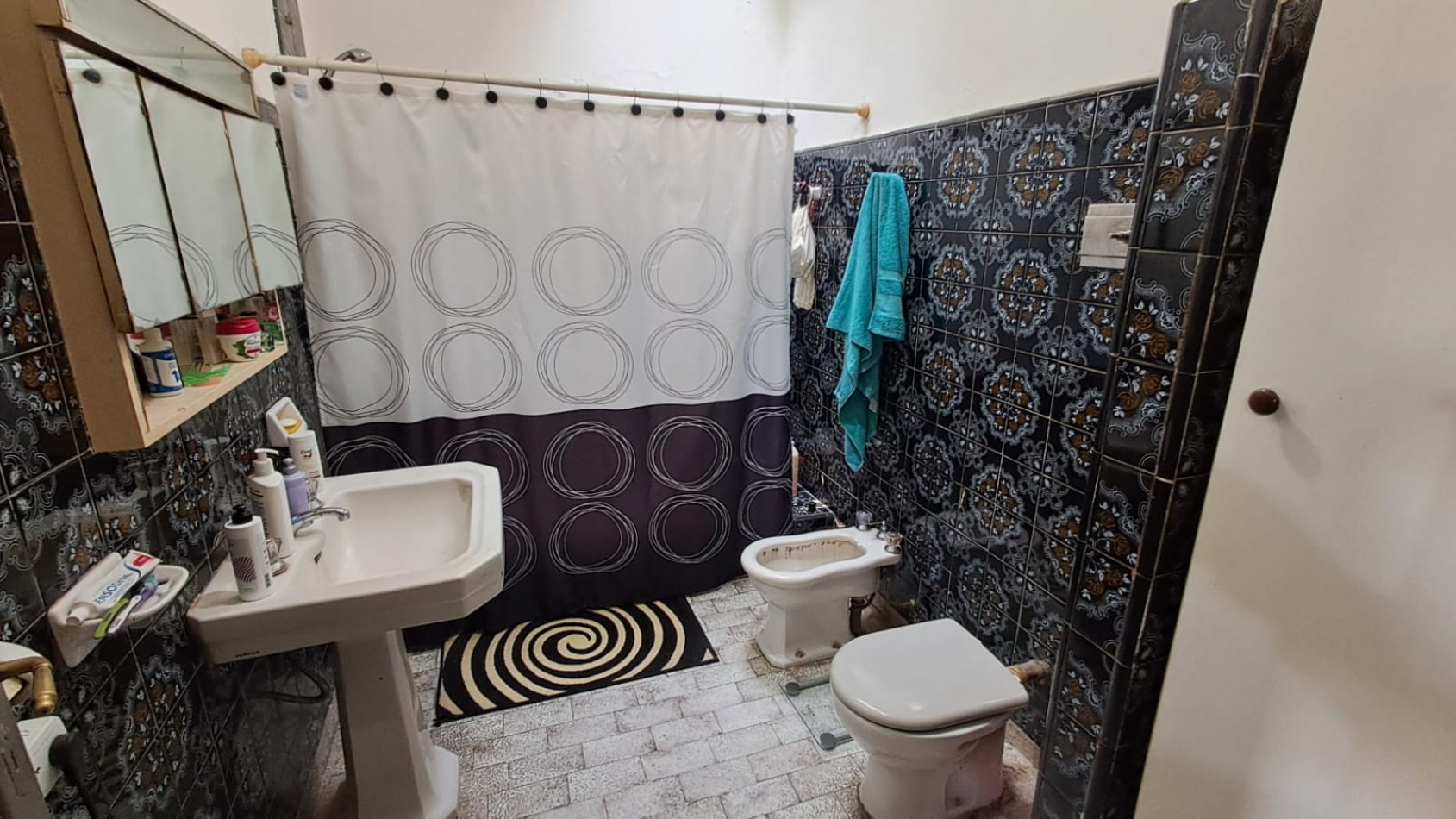 CASA 5 AMB CON COCHERA CUBIERTA, GALERIA, PATIO LATERAL Y PATIO TRASERO CON JARDIN Y PARRILA REF: 864