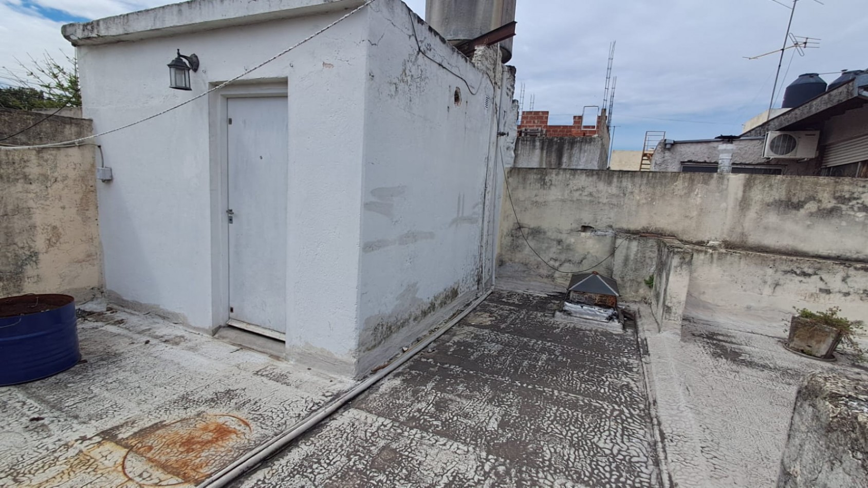 CASA 5 AMB CON COCHERA CUBIERTA, GALERIA, PATIO LATERAL Y PATIO TRASERO CON JARDIN Y PARRILA REF: 864