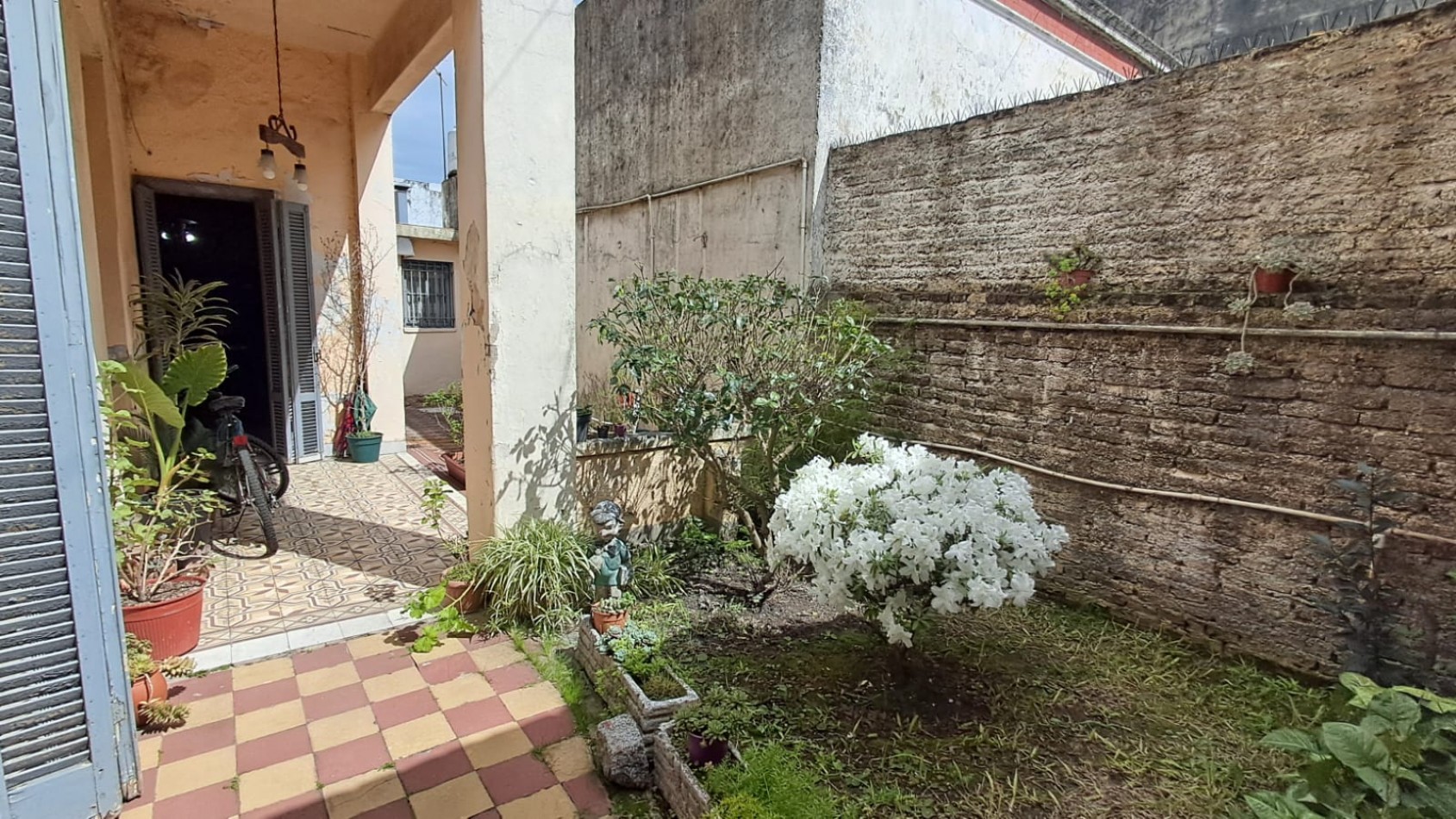 CASA 5 AMB CON COCHERA CUBIERTA, GALERIA, PATIO LATERAL Y PATIO TRASERO CON JARDIN Y PARRILA REF: 864