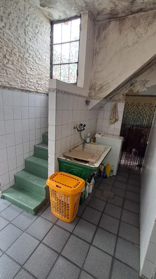 CASA 5 AMB CON COCHERA CUBIERTA, GALERIA, PATIO LATERAL Y PATIO TRASERO CON JARDIN Y PARRILA REF: 864