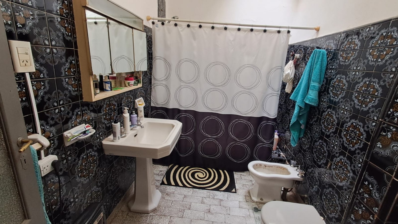 CASA 5 AMB CON COCHERA CUBIERTA, GALERIA, PATIO LATERAL Y PATIO TRASERO CON JARDIN Y PARRILA REF: 864