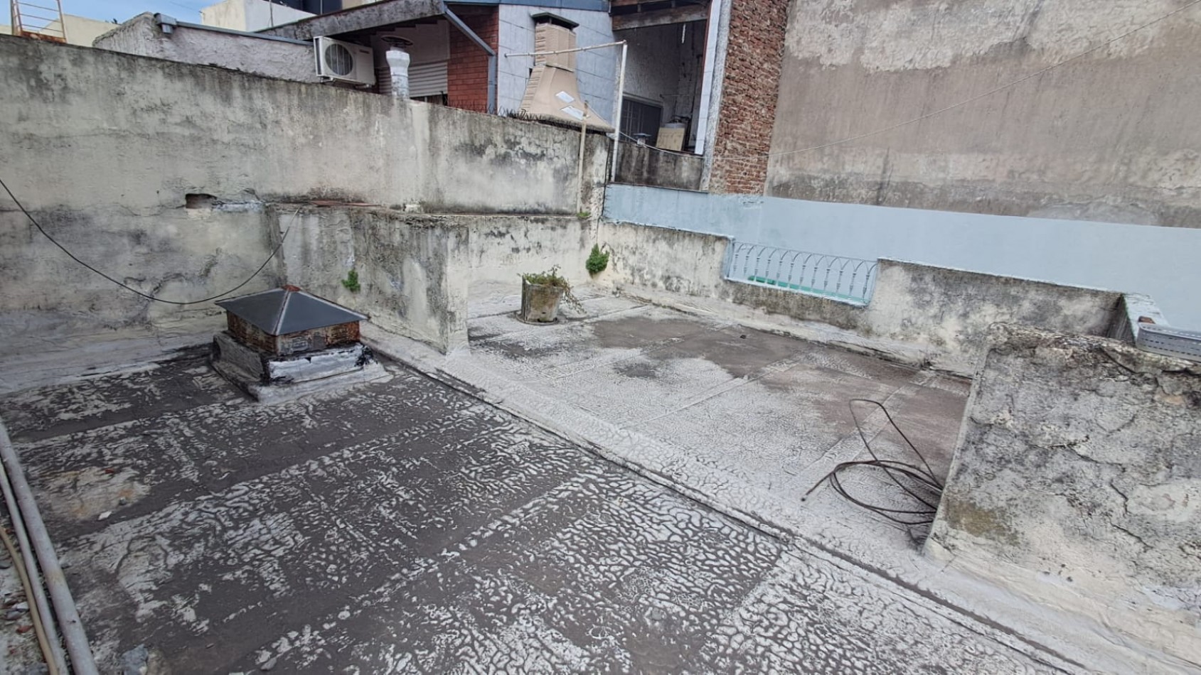 CASA 5 AMB CON COCHERA CUBIERTA, GALERIA, PATIO LATERAL Y PATIO TRASERO CON JARDIN Y PARRILA REF: 864