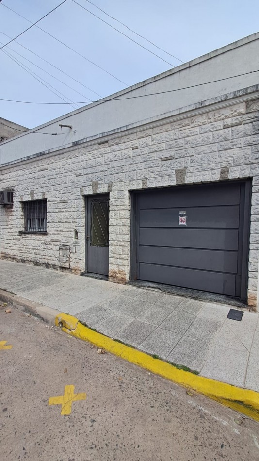 CASA 5 AMB CON COCHERA CUBIERTA, GALERIA, PATIO LATERAL Y PATIO TRASERO CON JARDIN Y PARRILA REF: 864