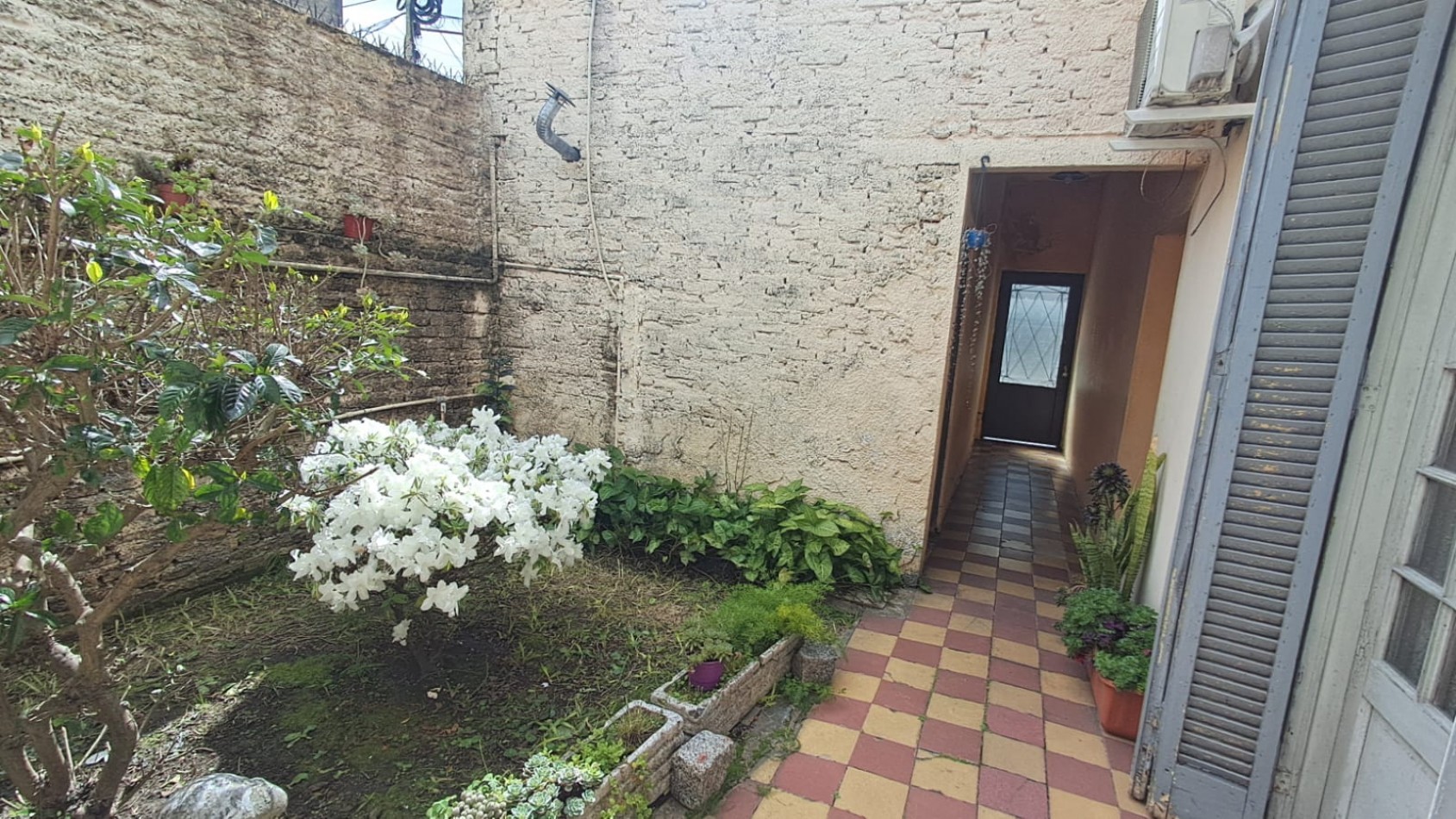 CASA 5 AMB CON COCHERA CUBIERTA, GALERIA, PATIO LATERAL Y PATIO TRASERO CON JARDIN Y PARRILA REF: 864