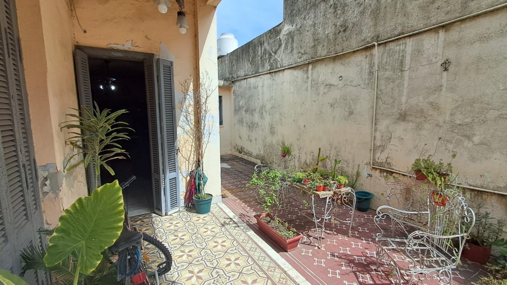 CASA 5 AMB CON COCHERA CUBIERTA, GALERIA, PATIO LATERAL Y PATIO TRASERO CON JARDIN Y PARRILA REF: 864