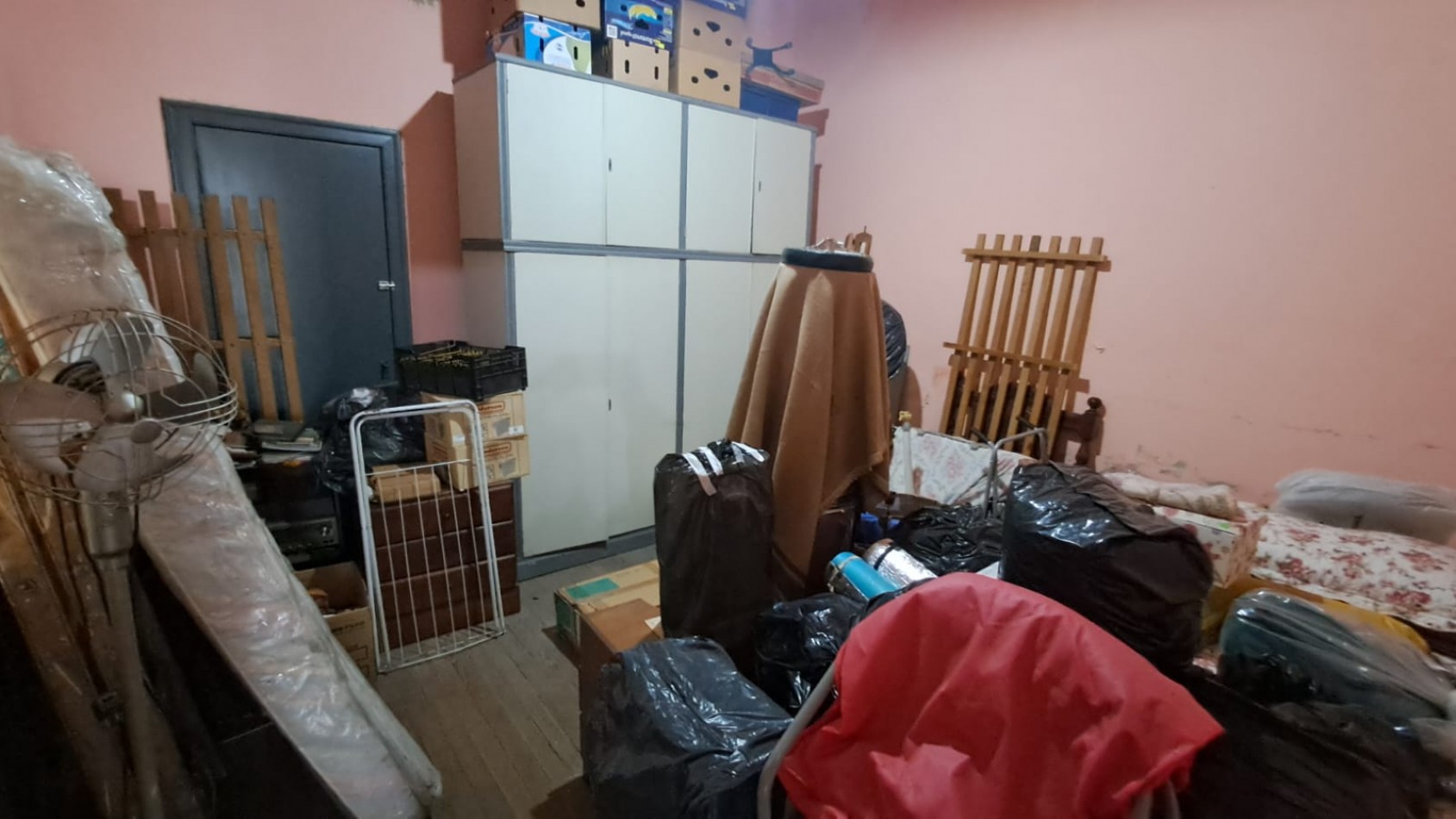 CASA 5 AMB CON COCHERA CUBIERTA, GALERIA, PATIO LATERAL Y PATIO TRASERO CON JARDIN Y PARRILA REF: 864