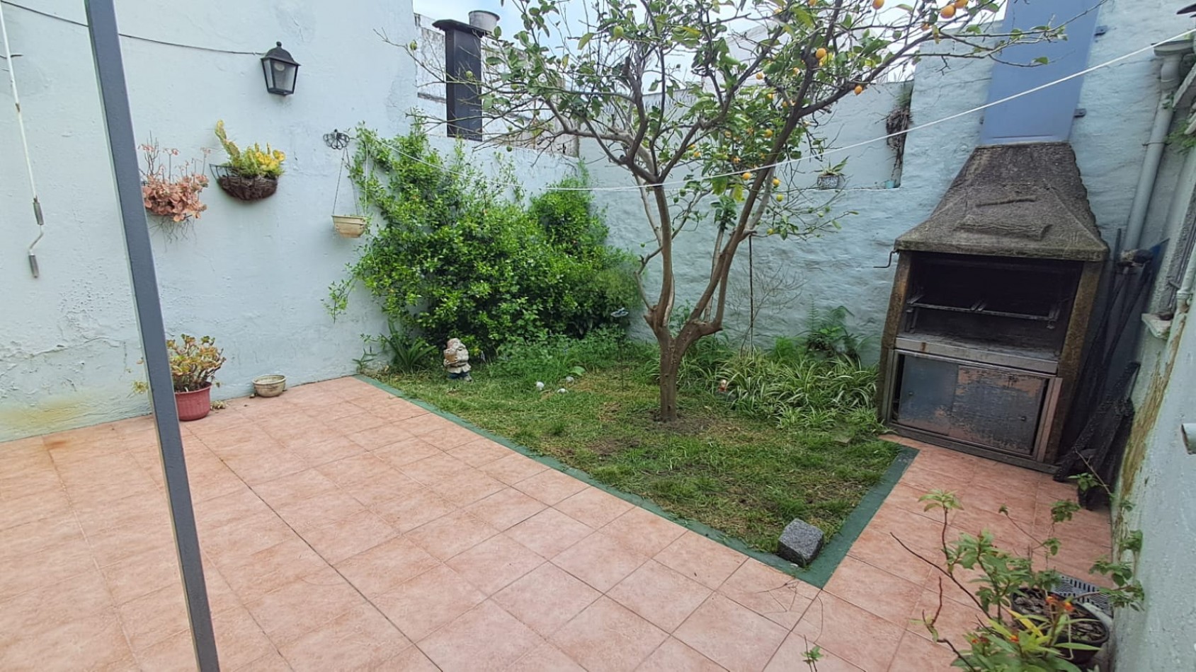 CASA 5 AMB CON COCHERA CUBIERTA, GALERIA, PATIO LATERAL Y PATIO TRASERO CON JARDIN Y PARRILA REF: 864