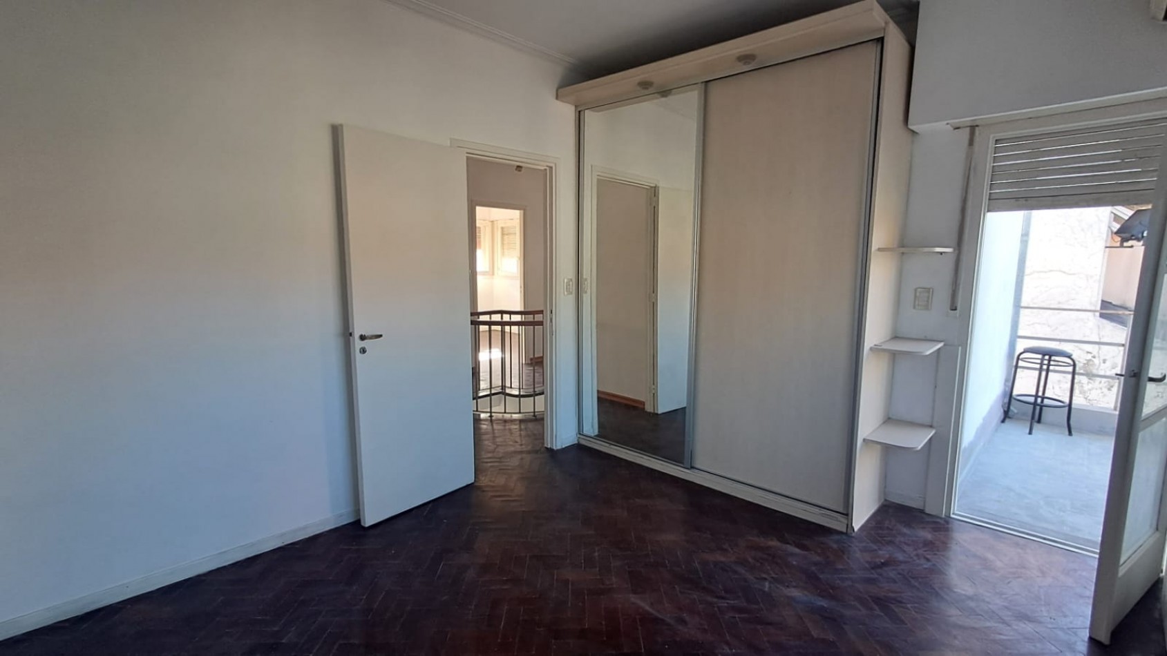 CASA 5 AMB CON 4 DORMITORIOS, LIVING, COMEDOR, COCINA, JARDIN , GARAGE PASANTE  Y FONDO PARQUIZADO C/ PILETA.REF.866