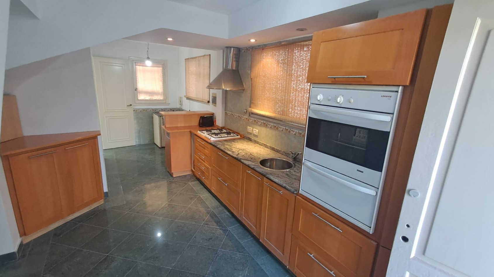 CASA 5 AMB CON 4 DORMITORIOS, LIVING, COMEDOR, COCINA, JARDIN , GARAGE PASANTE  Y FONDO PARQUIZADO C/ PILETA.REF.866