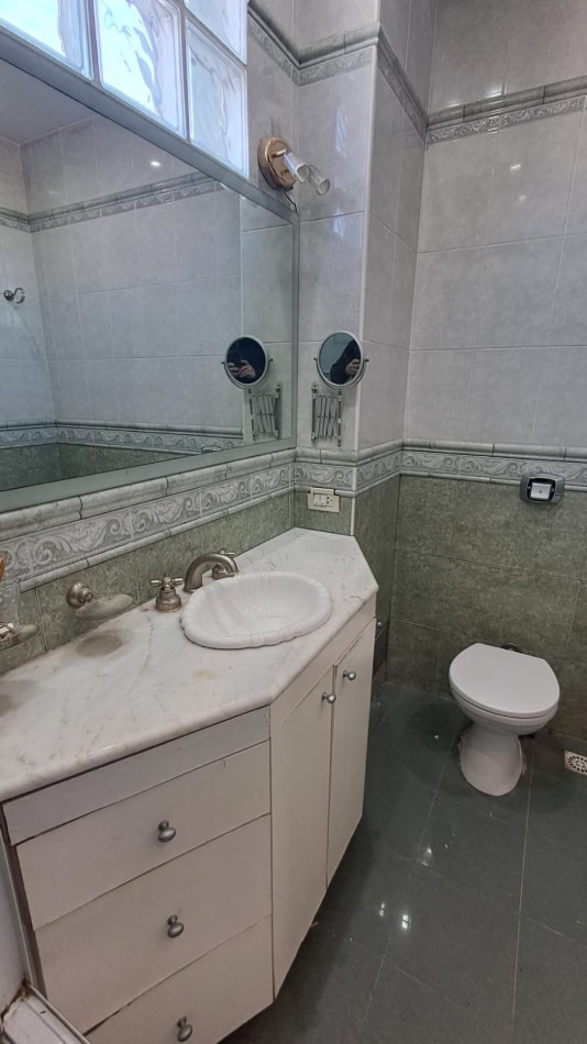 CASA 5 AMB CON 4 DORMITORIOS, LIVING, COMEDOR, COCINA, JARDIN , GARAGE PASANTE  Y FONDO PARQUIZADO C/ PILETA.REF.866