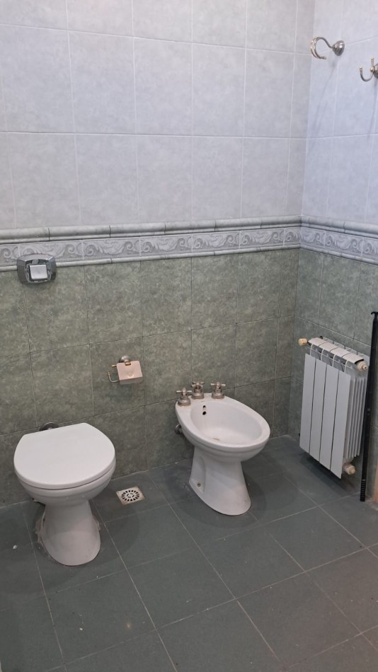 CASA 5 AMB CON 4 DORMITORIOS, LIVING, COMEDOR, COCINA, JARDIN , GARAGE PASANTE  Y FONDO PARQUIZADO C/ PILETA.REF.866