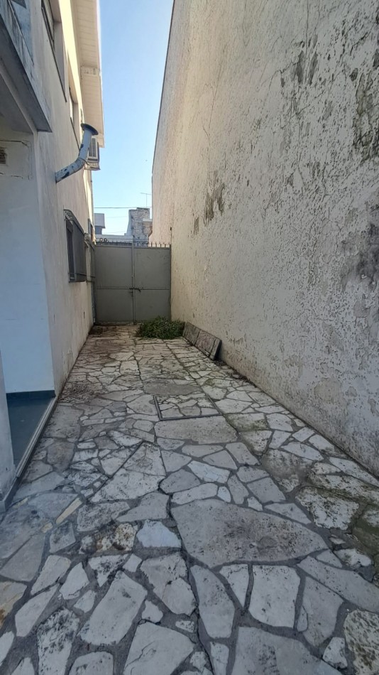 CASA 5 AMB CON 4 DORMITORIOS, LIVING, COMEDOR, COCINA, JARDIN , GARAGE PASANTE  Y FONDO PARQUIZADO C/ PILETA.REF.866