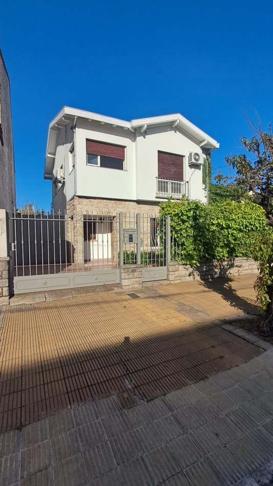 CASA 5 AMB CON 4 DORMITORIOS, LIVING, COMEDOR, COCINA, JARDIN , GARAGE PASANTE  Y FONDO PARQUIZADO C/ PILETA.REF.866