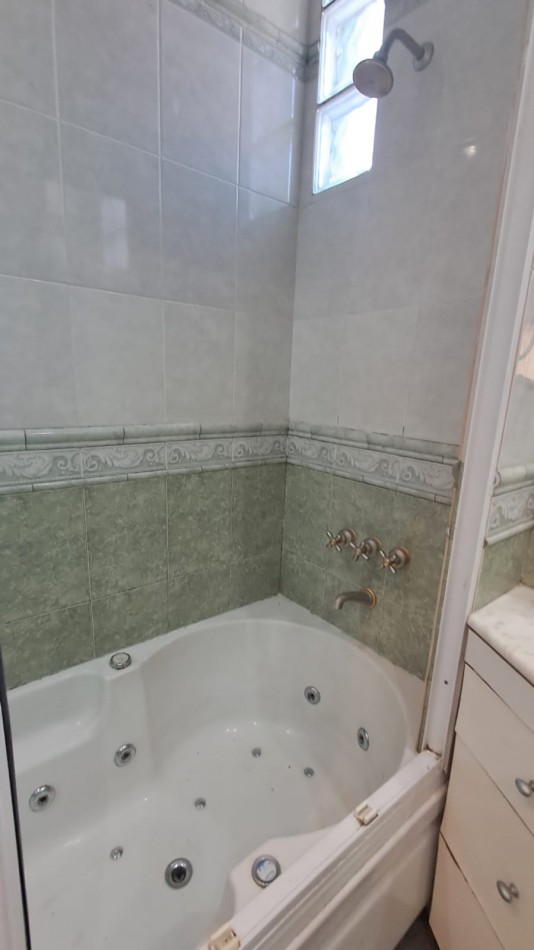 CASA 5 AMB CON 4 DORMITORIOS, LIVING, COMEDOR, COCINA, JARDIN , GARAGE PASANTE  Y FONDO PARQUIZADO C/ PILETA.REF.866