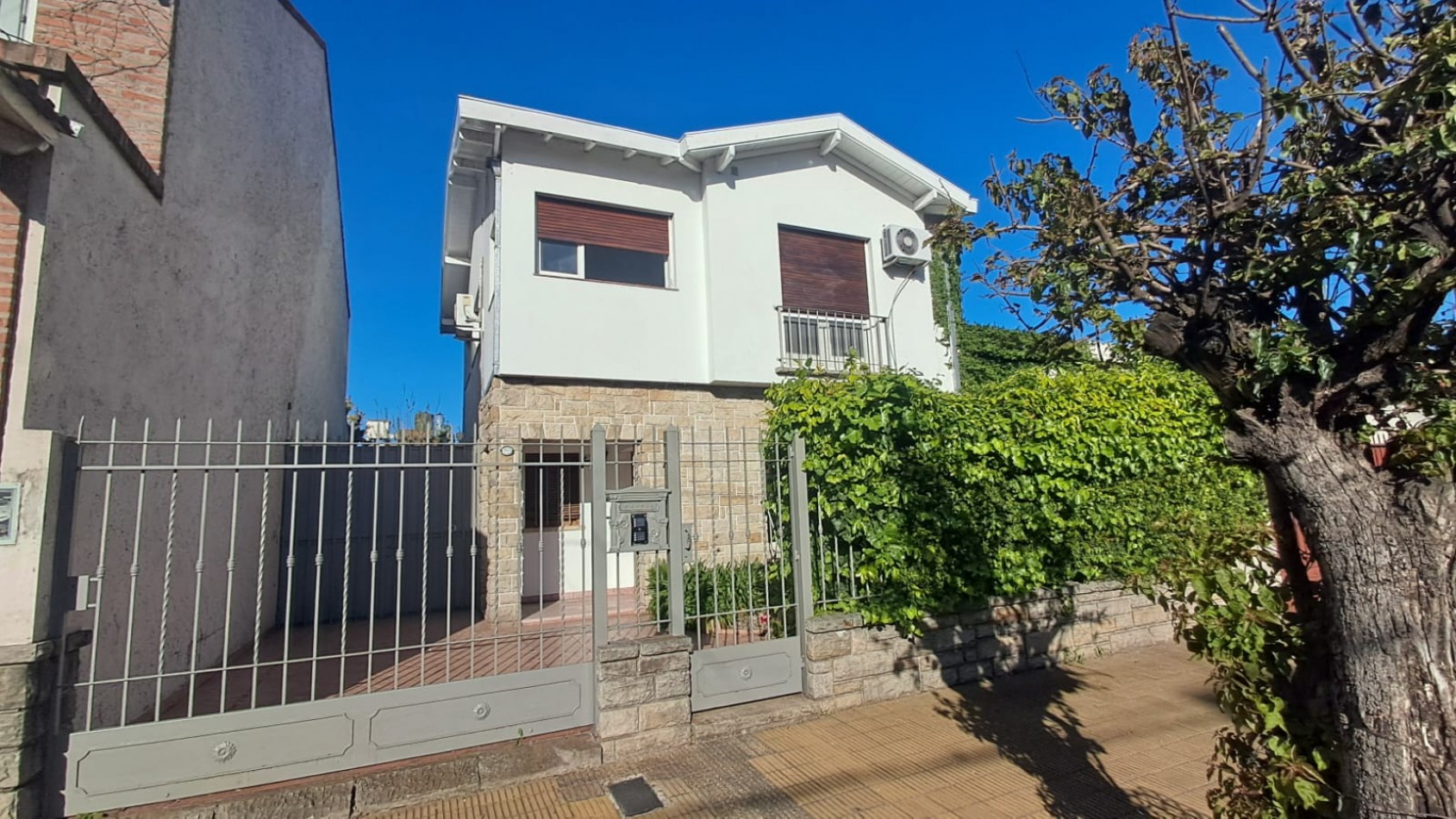 CASA 5 AMB CON 4 DORMITORIOS, LIVING, COMEDOR, COCINA, JARDIN , GARAGE PASANTE  Y FONDO PARQUIZADO C/ PILETA.REF.866