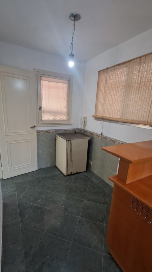 CASA 5 AMB CON 4 DORMITORIOS, LIVING, COMEDOR, COCINA, JARDIN , GARAGE PASANTE  Y FONDO PARQUIZADO C/ PILETA.REF.866