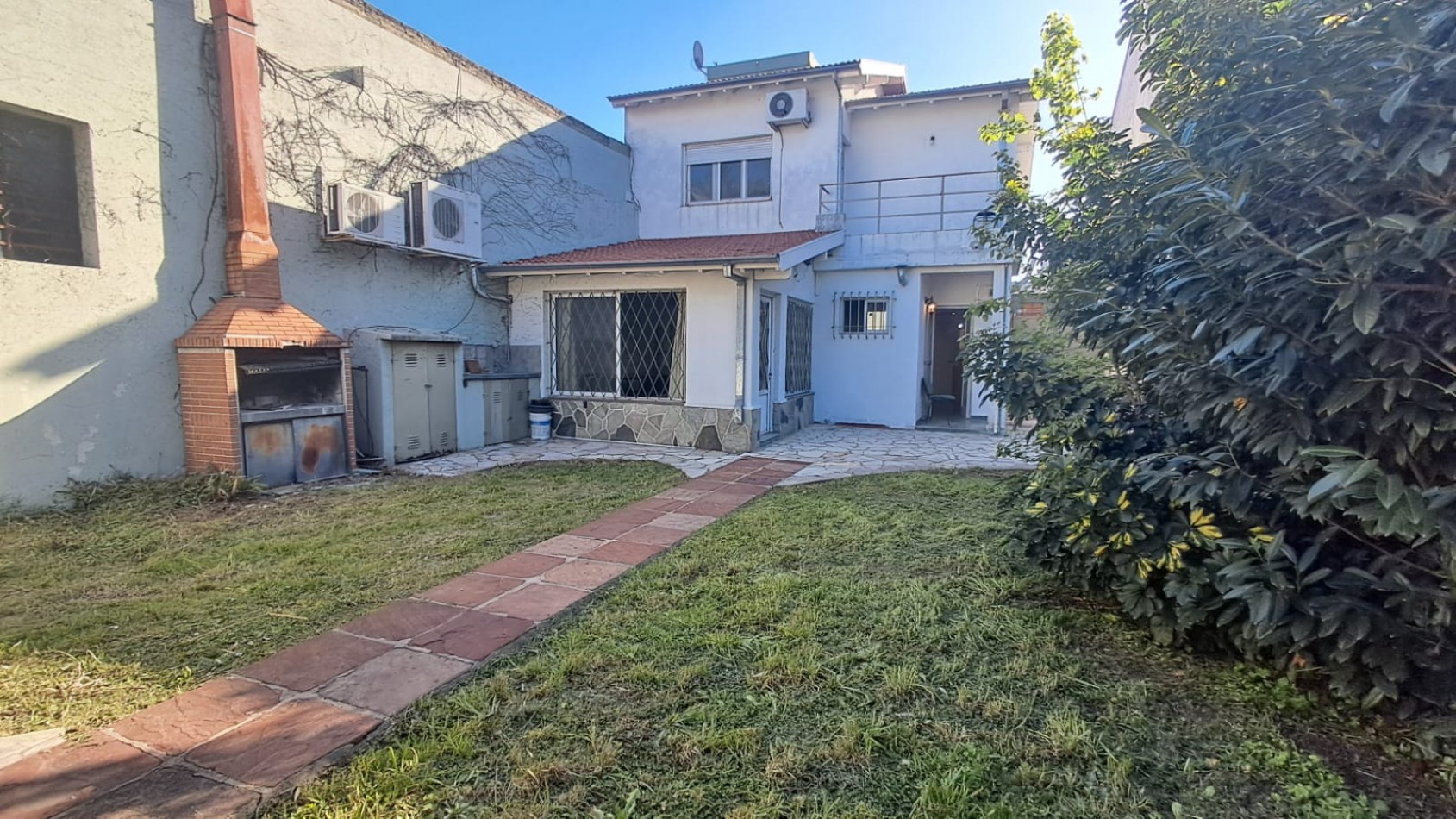 CASA 5 AMB CON 4 DORMITORIOS, LIVING, COMEDOR, COCINA, JARDIN , GARAGE PASANTE  Y FONDO PARQUIZADO C/ PILETA.REF.866