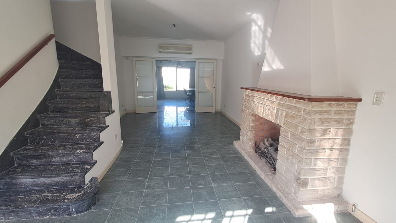 CASA 5 AMB CON 4 DORMITORIOS, LIVING, COMEDOR, COCINA, JARDIN , GARAGE PASANTE  Y FONDO PARQUIZADO C/ PILETA.REF.866