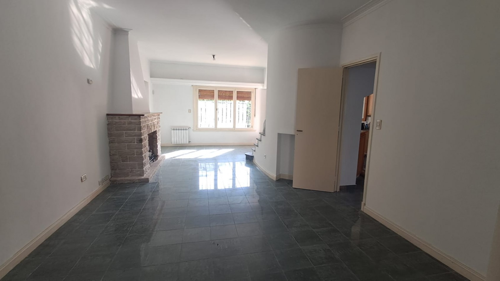 CASA 5 AMB CON 4 DORMITORIOS, LIVING, COMEDOR, COCINA, JARDIN , GARAGE PASANTE  Y FONDO PARQUIZADO C/ PILETA.REF.866