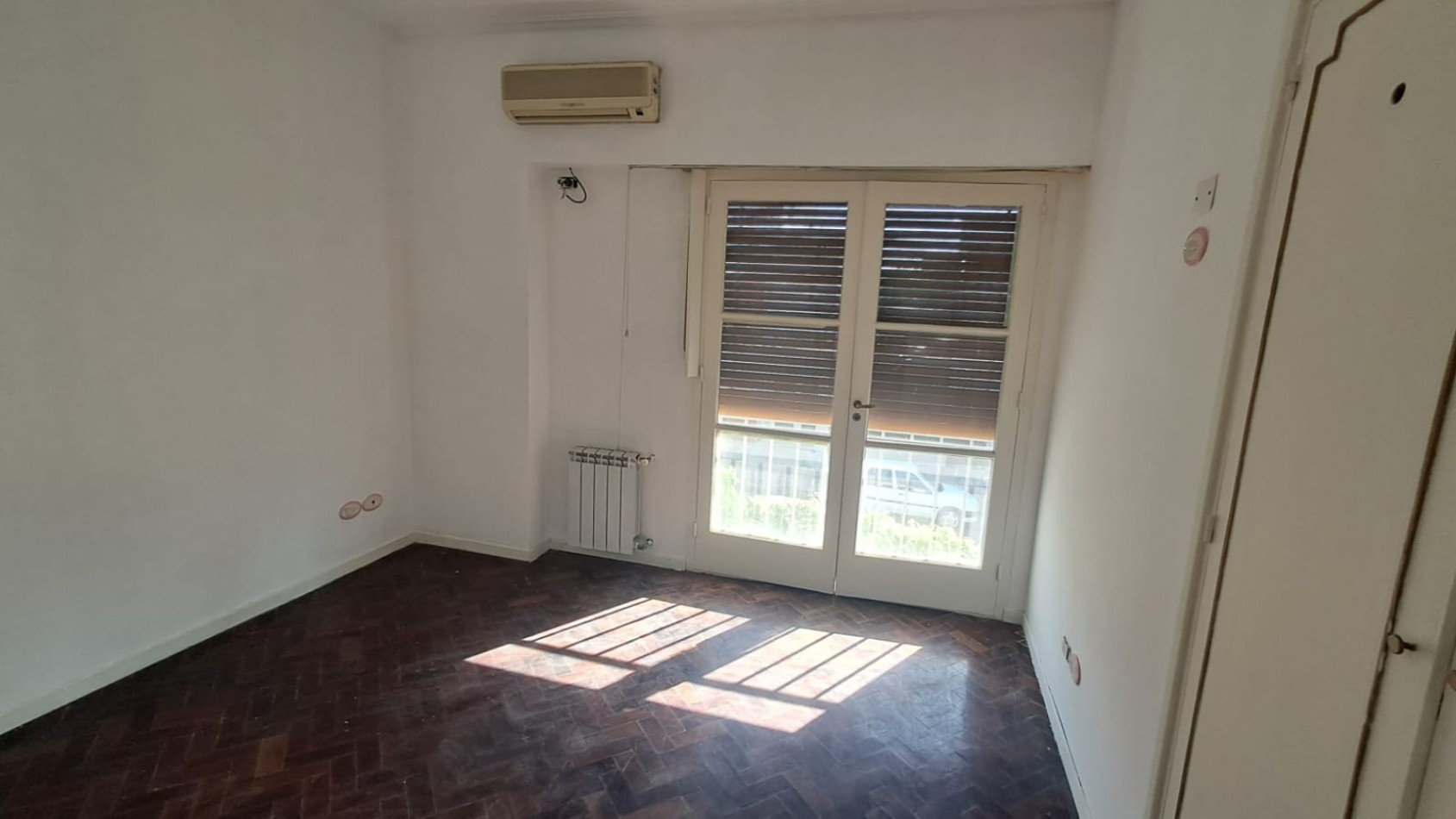 CASA 5 AMB CON 4 DORMITORIOS, LIVING, COMEDOR, COCINA, JARDIN , GARAGE PASANTE  Y FONDO PARQUIZADO C/ PILETA.REF.866