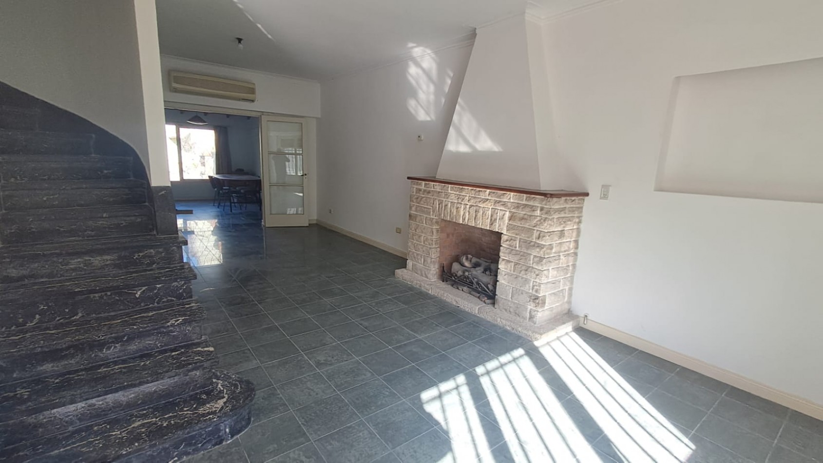 CASA 5 AMB CON 4 DORMITORIOS, LIVING, COMEDOR, COCINA, JARDIN , GARAGE PASANTE  Y FONDO PARQUIZADO C/ PILETA.REF.866