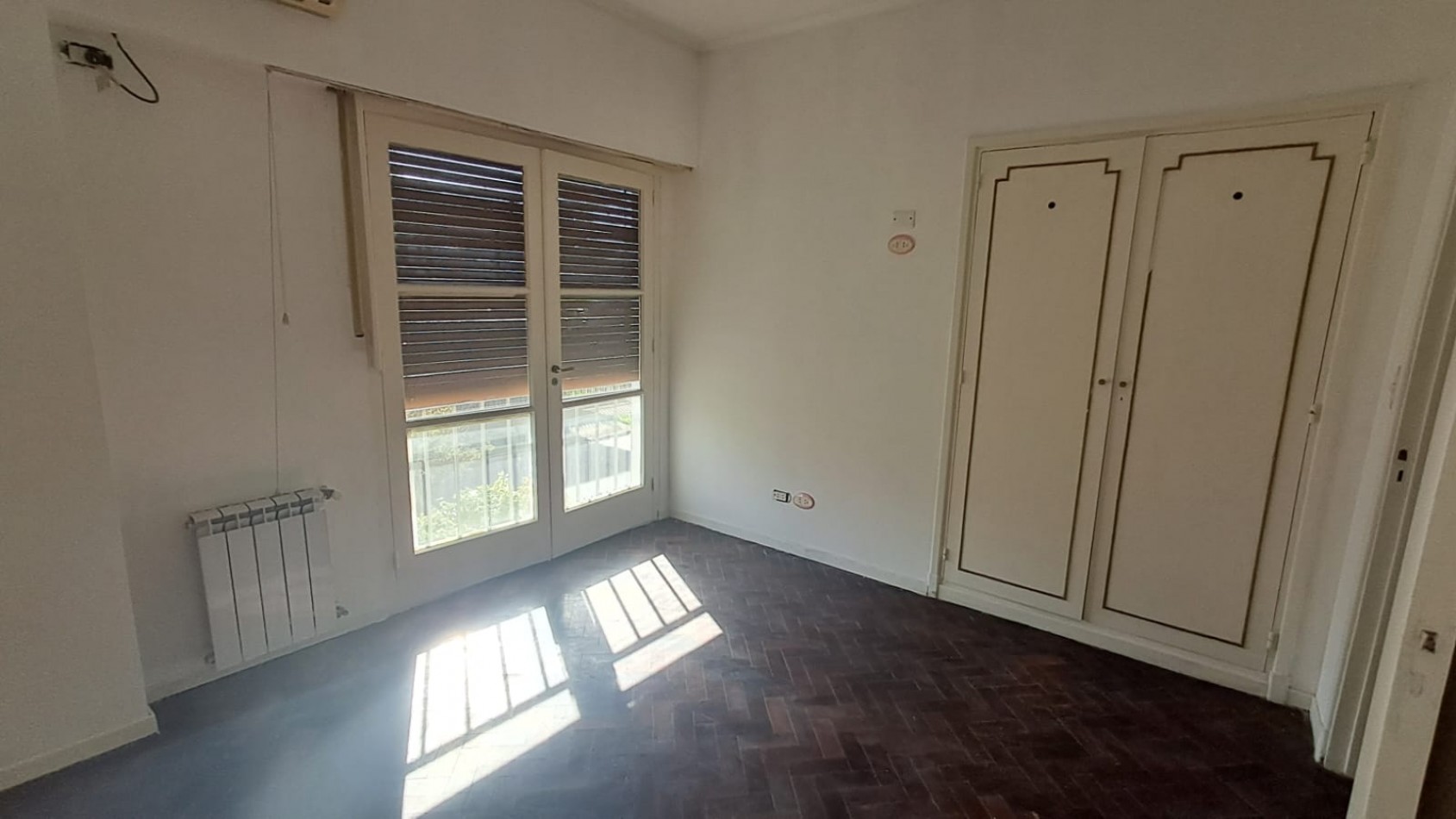 CASA 5 AMB CON 4 DORMITORIOS, LIVING, COMEDOR, COCINA, JARDIN , GARAGE PASANTE  Y FONDO PARQUIZADO C/ PILETA.REF.866