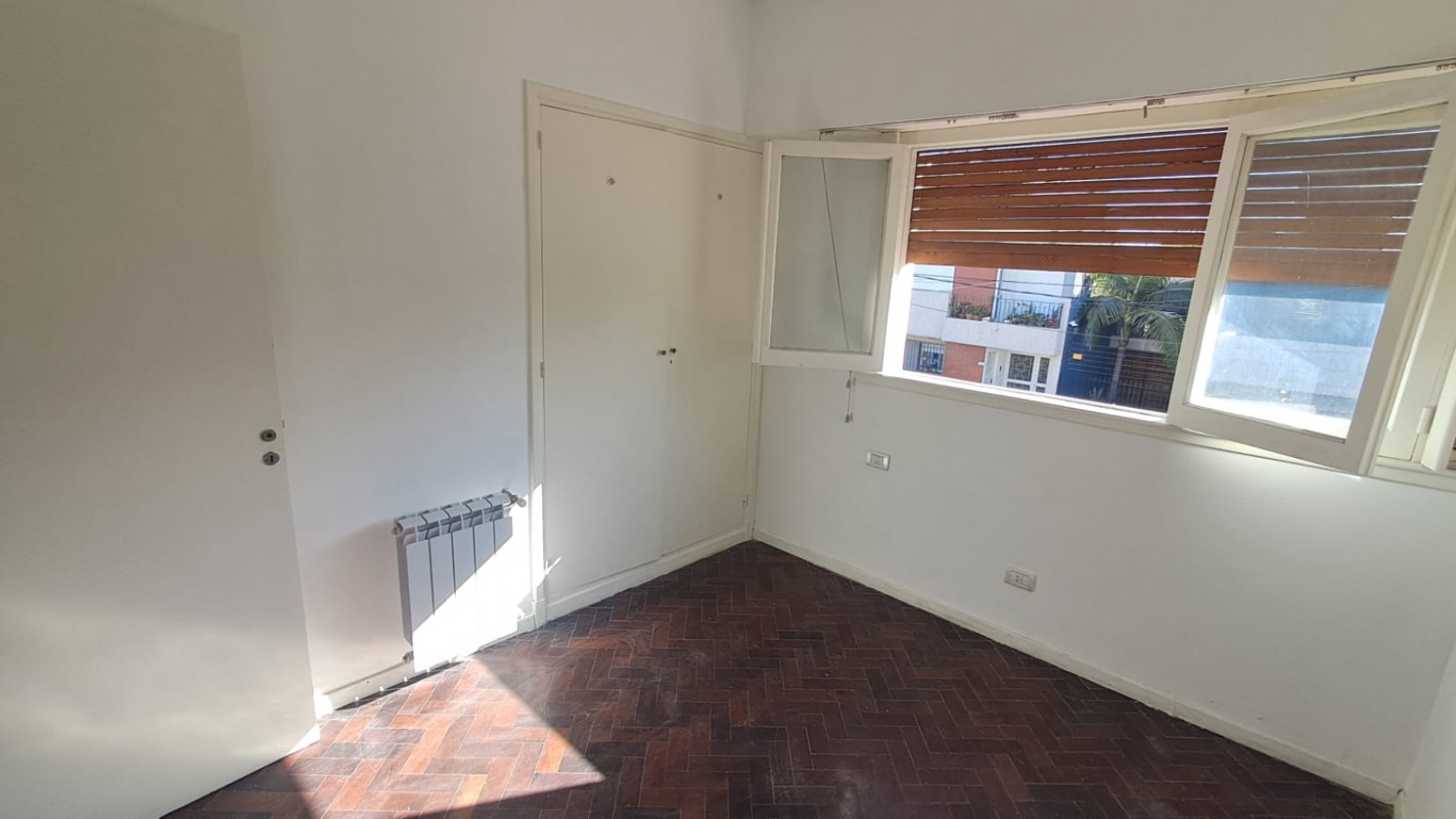 CASA 5 AMB CON 4 DORMITORIOS, LIVING, COMEDOR, COCINA, JARDIN , GARAGE PASANTE  Y FONDO PARQUIZADO C/ PILETA.REF.866